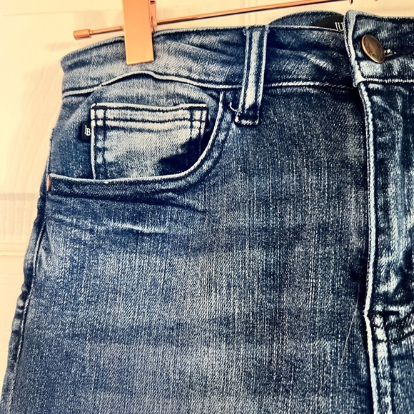 Judy Blue Relaxed Fit 5/27 Jeans - Picture 2 of 5